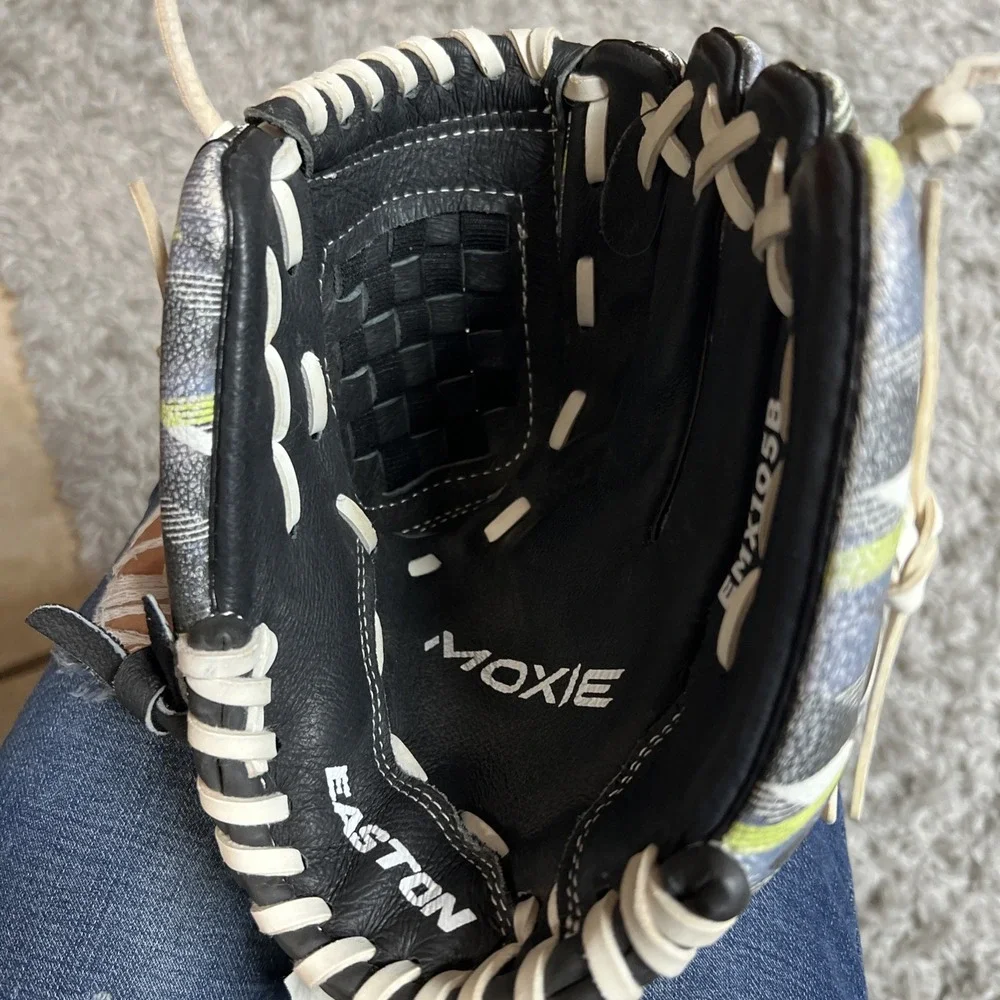 Easton | Moxie Youth Baseball Glove | Sizes‎ EMX105B REG